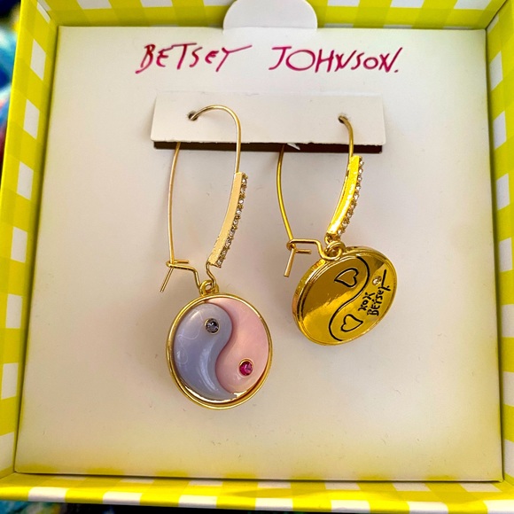 Betsy Johnson ✨ ENCHANTED YIN YANG EARRINGS PINK ✨ - Picture 2 of 3